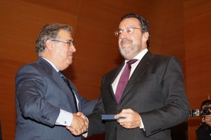 Juan Ignacio Zoido (a la izquierda) entrega el galardón a Miguel Carballeda