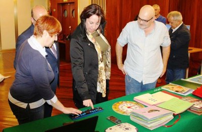 Los representantes de la ONCE muestran a Soledad Monzón algunas herramientas tecnológicas utilizadas por los escolares ciegos 