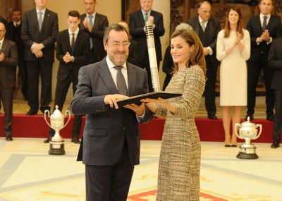 Miguel Carballeda recibe su trofeo de manos de la reina doña Letizia
