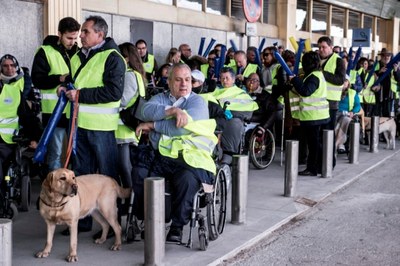 Participantes en la concentración contra Ryanair en la Terminal 1 del aeropuerto madrileño