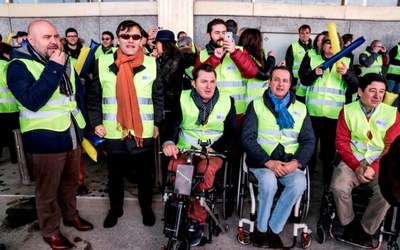 Representantes de entidades de personas con discapacidad y políticos con discapacidad en la concentración