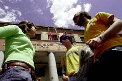 Tres universitarios (uno de ellos afiliado a la ONCE), a las puertas de su Facultad