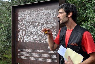 Uno de los guías de Mons Observans explicando las características del asentamiento