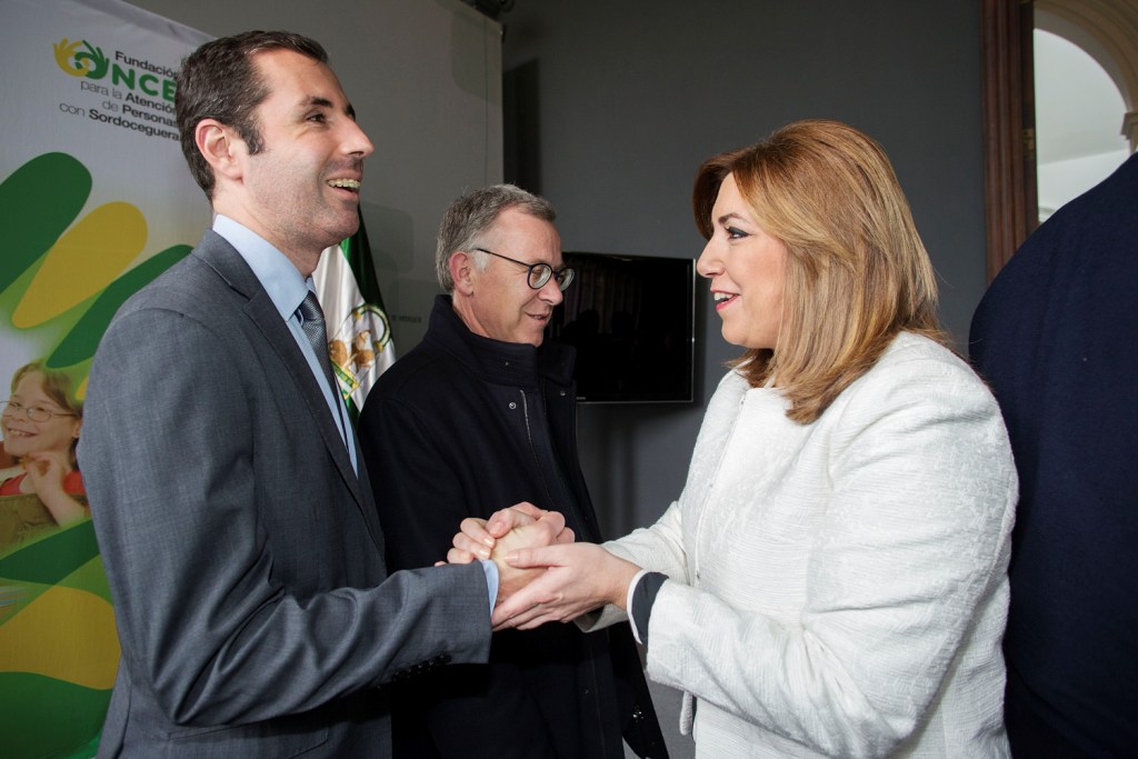 Susana Díaz toma la mano del sordociego Javier Vingut