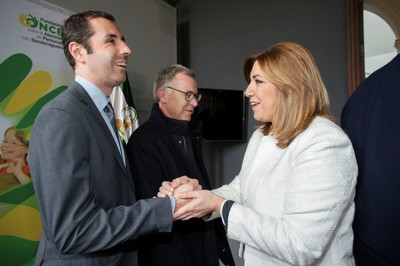 Susana Díaz toma la mano del sordociego Javier Vingut