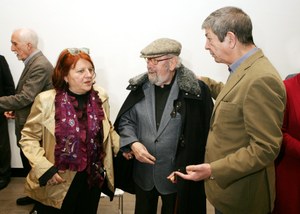 Fanny Rubio y José Manuel Caballero Bonald (en el centro), ambos jurado de Cuento, conversan junto al editor de Poesía Jesús García