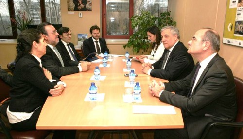 Un momento de la reunión de Antonio Tajani (segundo por la derecha) con los representates de la ONCE y su Fundación