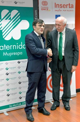 Alberto Durán (a la izquierda) saluda al director de la mutua, Carlos Aranda