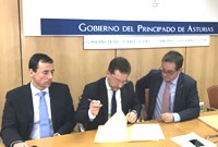 El consejero Genaro Alonso (en el centro) firma el convenio en presencia de Pedro Ortiz (a su derecha)