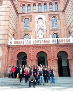El grupo, a las puertas del espectacular edificio