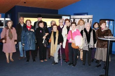 El grupo de mayores a su salida de la sesión cinematográfica
