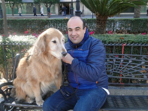 Emilio Ortiz con su perro guía Spock