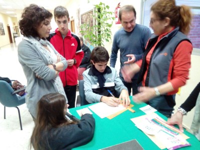 Alumnos y profesores trabajando en uno de los talleres