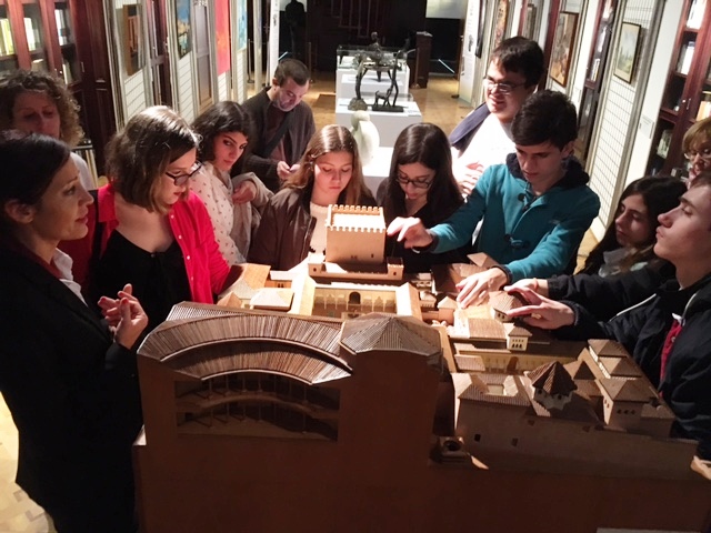 El grupo, conociendo al tacto una de las maquetas expuestas por la ONCE en el Museo de Alicante