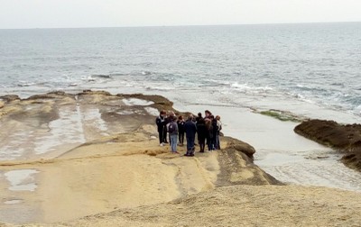Los alumnos escuchan sobre la playa las explicaciones del profesor Alfaro