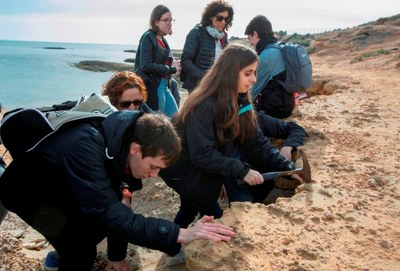 Los escolares se afanan en la playa recogiendo muestras de los distintos tipos de arena