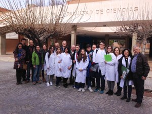 Todo el grupo, alumnos y profesores, a las puertas de la Faculta de Ciencias de la Universidad de Alicante