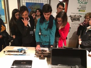 Trabajando con tecnología en el taller sobre movimientos sísmicos