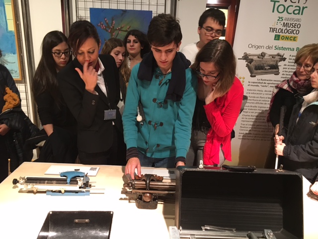 Trabajando con tecnología en el taller sobre movimientos sísmicos