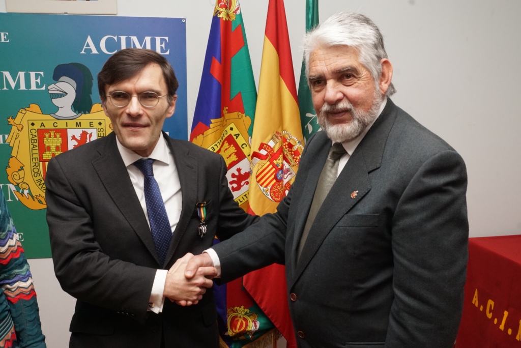 José Andrés Cano (a la derecha) felicita a Alberto Durán tras imponerle la Medalla de ACIME