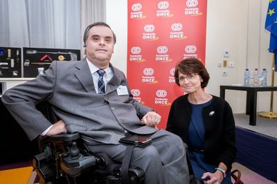 La comisaria Thyssen y Jesús Hernández, en Bruselas