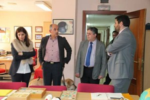 La portavoz de la Junta, con los responsables de la ONCE extremeña, durante la visita