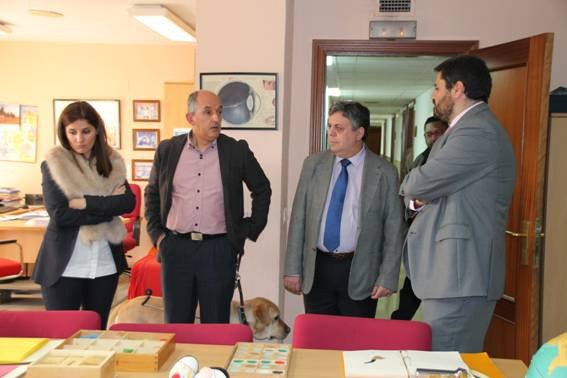La portavoz de la Junta, con los responsables de la ONCE extremeña, durante la visita