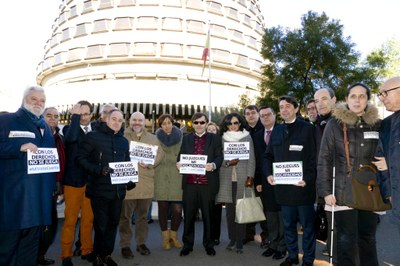 Los convocantes, junto a otros representantes de personas con discapacidad, encabezando la concentración