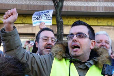 Los reunidos (entre ellos Miguel Carballeda) corean las consignas de la concentración