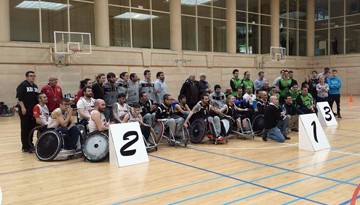 Los tres equipos participantes posan en el podio final