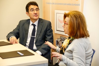 Mª Luisa García durante su intervención en el acto de la firma, junto a Andrés Ramos