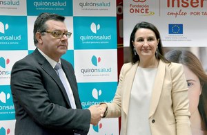 Martínez Donoso estrecha la mano de Luisa Martínez Abásolo tras rubricar el acuerdo