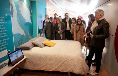 Mercè Luz (a la derecha) explica a la comitiva oficial los detalles de la cama ergonómica que incluye la casa accesible