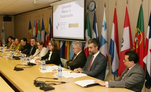 Mesa de la firma del convenio con los representantes de la ONCE y de la SEGIB