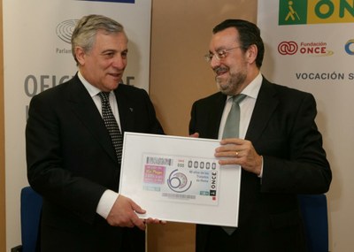 Miguel Carballeda (a la derecha) entrega a Tajani una réplica del cupón dedicado al Tratado de Roma
