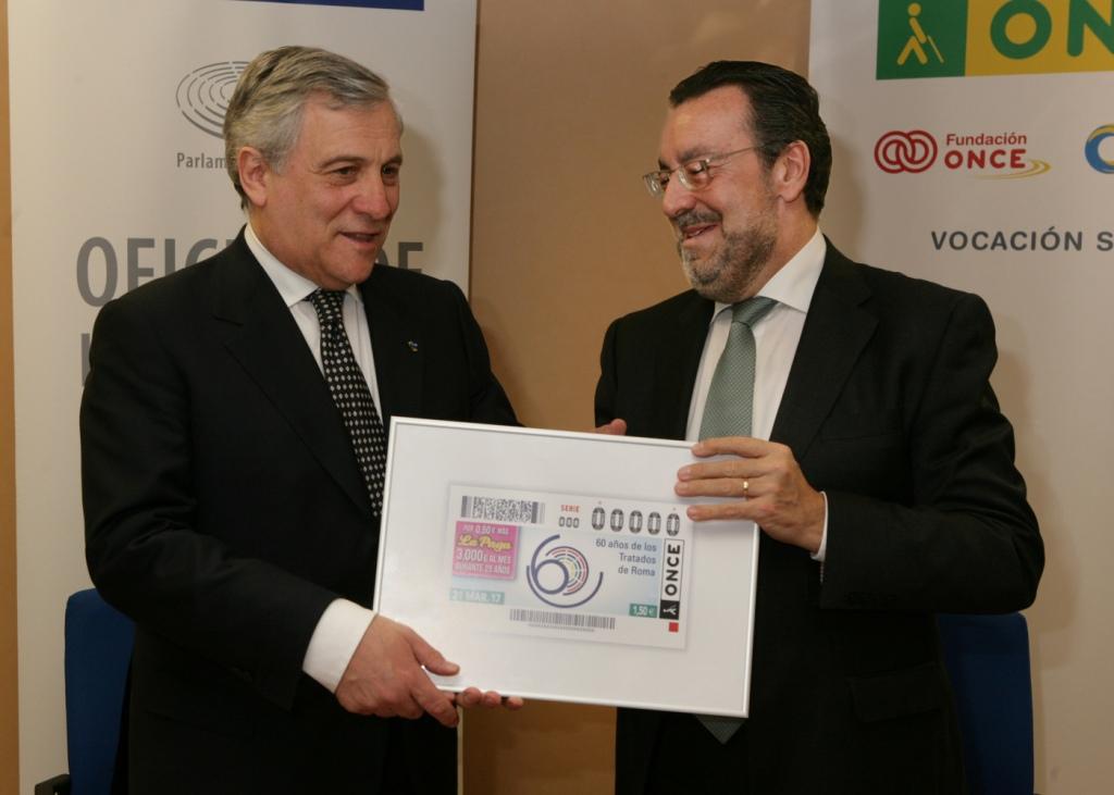 Miguel Carballeda (a la derecha) entrega a Tajani una réplica del cupón dedicado al Tratado de Roma