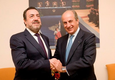 Miguel Carballeda (a la izquierda) estrecha la mano de González Serna tras firmar la renovación
