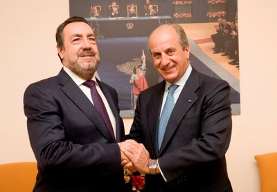 Miguel Carballeda (a la izquierda) estrecha la mano de González Serna tras firmar la renovación