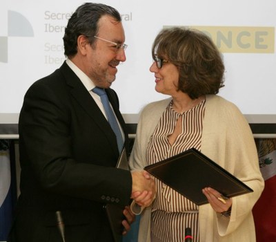 Miguel Carballeda estrecha la mano de Gryspan tras firmar el convenio