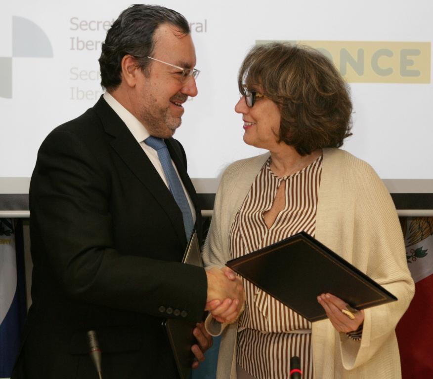 Miguel Carballeda estrecha la mano de Gryspan tras firmar el convenio