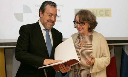 Miguel Carballeda le entrega a Rebeca Grynspan una copia del convenio en braille