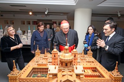 Monseñor Osoro mira la maqueta de la de la Basílica del Pilar de Zaragoza