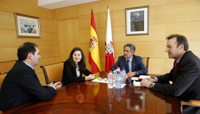 Reunión de trabajo de nuestros representantes con el presidente Revilla (al fondo)