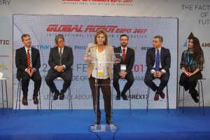Teresa Palahí se dirige a los asistentes al acto inaugural de la feria
