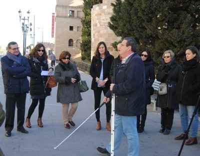 Un momento del recorrido por la zona de la muralla