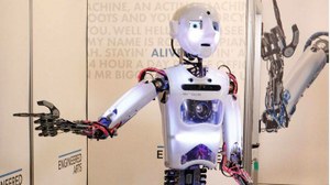 Uno de los robots de última generación, de aspecto androide, en la feria celebrada en Madrid