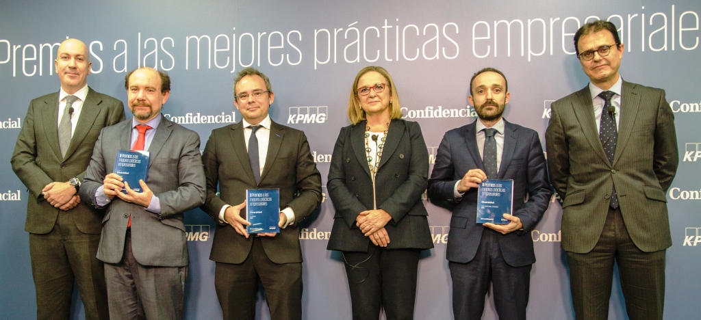 Varios de los galardonados posan en los premios de 'El Confidencial' y KPMG