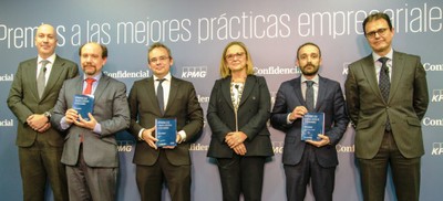 Varios de los galardonados posan en los premios de 'El Confidencial' y KPMG