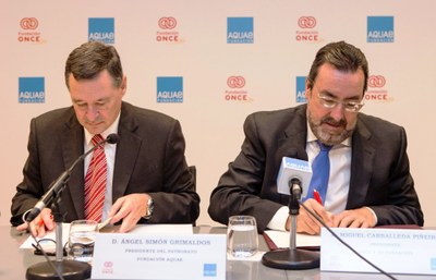 Ángel Simón y Miguel Carballeda durante la firma del acuerdo