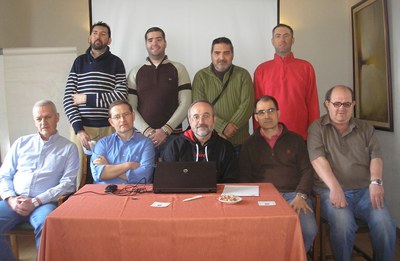 Ajedrecistas de la FEDC junto a Salov (segundo por la izquierda y sentado)